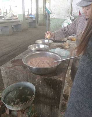 农妇菜市场租摊位只做冷门生意，一年收入顶打工两年